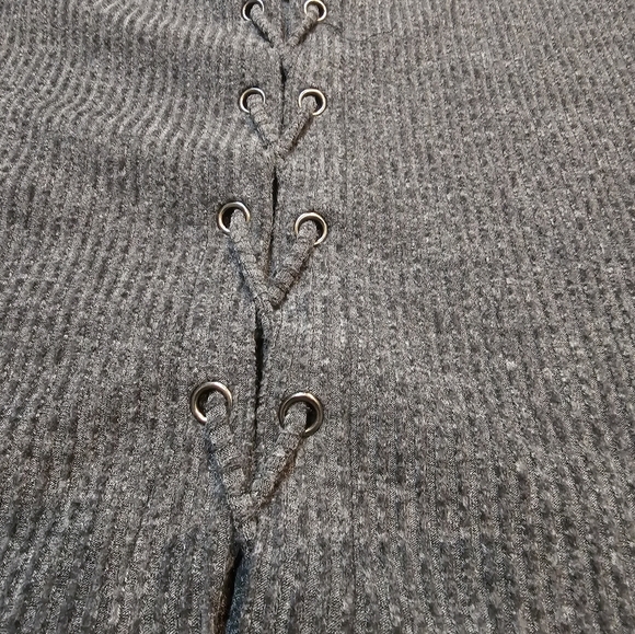 Doe & Rae Gray Ribbed Lace-Up Back Sweater Size Small - Picture 8 of 8